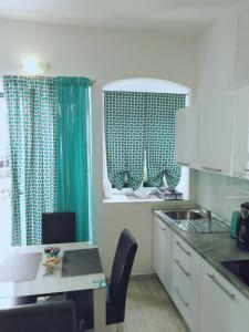 Kuchyňa alebo kuchynka v ubytovaní Apartments Nina Riva