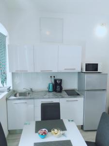 Kuchyňa alebo kuchynka v ubytovaní Apartments Nina Riva