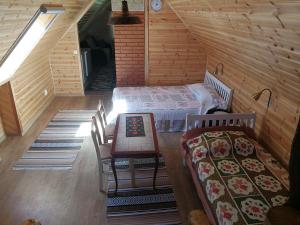 een zolderkamer met 2 bedden en een tafel en stoelen bij Kukka Holiday House in Kukka