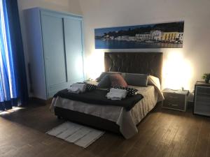sypialnia z dużym łóżkiem w pokoju w obiekcie Casa Vacanze Riva Destra w mieście Ischia