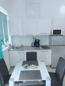 Kuchyňa alebo kuchynka v ubytovaní Apartments Nina Riva