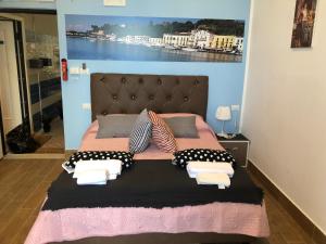 Un dormitorio con una cama grande con almohadas. en Casa Vacanze Riva Destra en Isquia