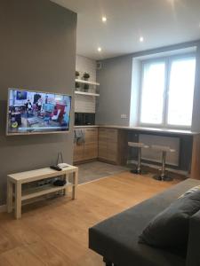 Televízia a/alebo spoločenská miestnosť v ubytovaní Apartament SZTOKHOLM