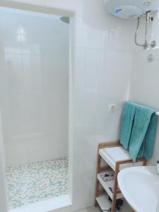 bagno con lavandino e doccia di Apartments Nina Riva a Kaštela (Castelli)
