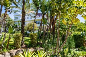 Vonkajšia záhrada v ubytovaní Luxury apartment at Lomas del Rey, Puente Romano