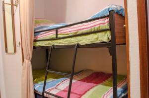 a couple of bunk beds in a room at Ostsee Ferienpark B-2-1 Ferienwohnung Willebrand in Heiligenhafen