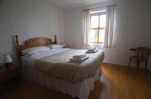 Cama o camas de una habitación en Ballylinny Holiday Cottages