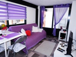ティアスにあるMi Abetoの窓のあるリビングルーム(紫色のソファ付)