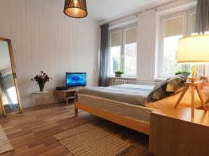 um quarto com uma cama grande e um espelho em Grand-Tourist Iris Apartment K2202 em Gdansk