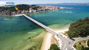 une vue aérienne d'un pont sur une masse d'eau dans l'établissement Hotel Montemar *** Superior, à O Grove