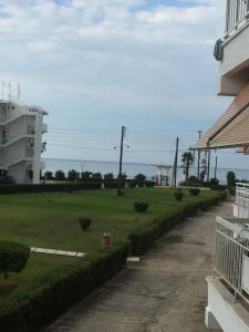 Imagen de la galería de KORALI APPARTMENT BY THE SEA, en Nea Plagia