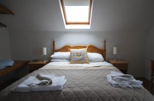 En eller flere senge i et værelse på Ballylinny Holiday Cottages