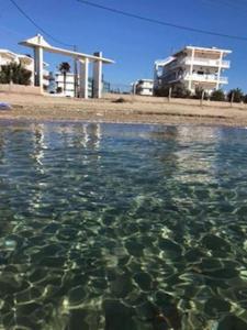 Imagen de la galería de KORALI APPARTMENT BY THE SEA, en Nea Plagia