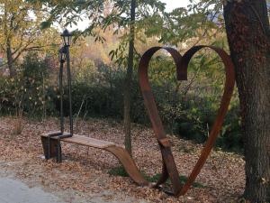 un paio di sculture di cuore sedute vicino a un albero di Agriturismo da Mamma ad Alba
