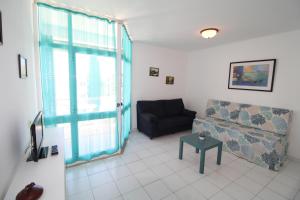 sala de estar con sofá y mesa en ApartamentoSolPraia - VilaRosa, en Portimão