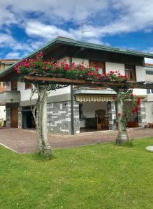 un edificio con cajas de flores encima en Bella Vita Guesthouse -parcheggio privato interno, en Arona