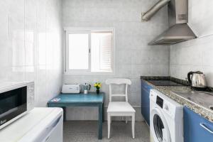 A kitchen or kitchenette at PARADISE IBIZA ( Apto. Turístico 1 llave ) Még 2 kép