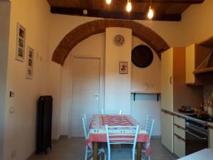 a table and chairs in a kitchen with an archway at Casa Caterina in La Spezia +24 photos