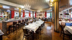 a restaurant with tables and chairs and a bar at Gasthof Eckberg in Unzmarkt