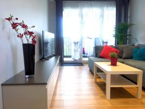 sala de estar con sofá y mesa en APARTAMENT LIPSKA 4, en Cracovia