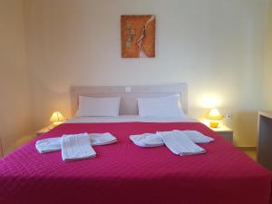 A bed or beds in a room at Cavo Plako Villas