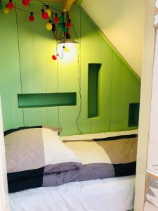 Una cama o camas en una habitación de Guesthouse Boom