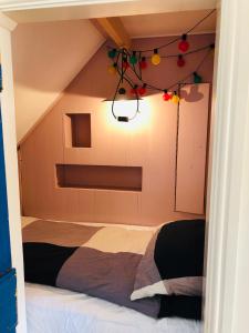 Una cama o camas en una habitación de Guesthouse Boom