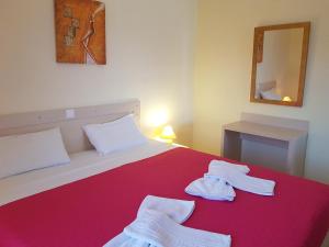 A bed or beds in a room at Cavo Plako Villas