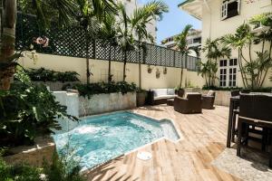 a swimming pool in the middle of a courtyard at Casa Wilson Inn in San Juan