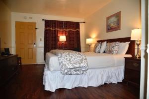 Postel nebo postele na pokoji v ubytování Monterey Pines Inn