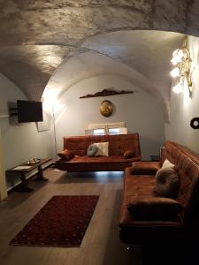 - un salon avec un canapé et une télévision dans l'établissement Nuovo Hotel Sangiuliano, à Catane