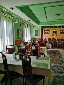 Reštaurácia alebo iné gastronomické zariadenie v ubytovaní Biela Labuť