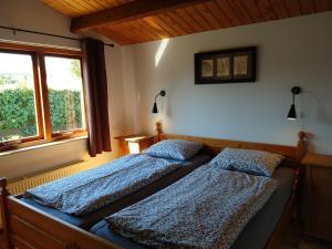 1 Schlafzimmer mit 2 Betten und einem Fenster in der Unterkunft HUIS MARIANNE Bed by the Sea in Westkapelle