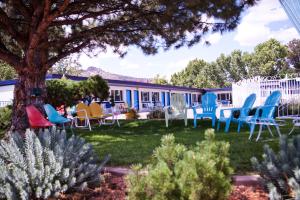 a group of chairs sitting in a yard at Quail Park Lodge in Kanab