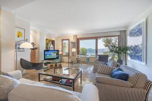 uma sala de estar com dois sofás e uma televisão em Apartment Vora Dor em Port de Pollença
