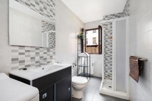 ein weißes Badezimmer mit Waschbecken und Toilette in der Unterkunft Urban Suites Granada in Granada