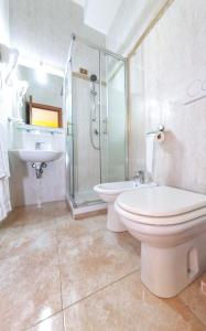 A bathroom at Downtown Accommodation