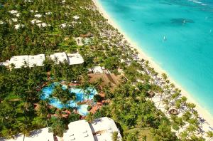 z powietrza widok na ośrodek nad oceanem w obiekcie Grand Palladium Bavaro Suites Resort & Spa - All Inclusive w Punta Cana