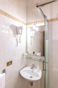 A bathroom at Downtown Accommodation