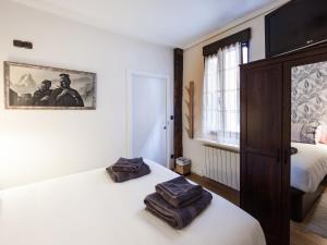 a bedroom with a bed with towels on it at Cosy Room - Guggen º PARKING FREE in Bilbao