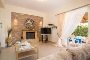 TV a/nebo společenská místnost v ubytování Sofia's & Amalia's House Corfu