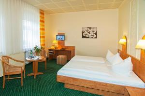 En eller flere senge i et værelse på Hotel Stadt Löbau