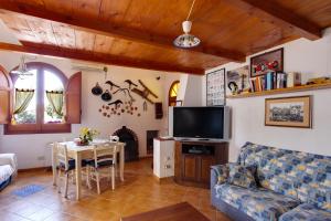 - un salon avec un canapé et une table dans l'établissement Casa Vacanza Perla Bianca, à Castelluzzo