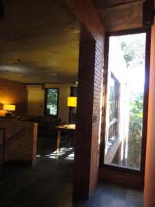Habitación con ventana grande y sala de estar. en Loft La Morada, en Asunción