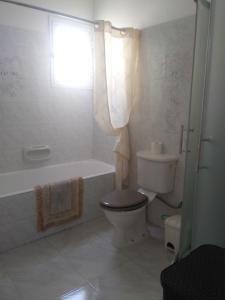 Koupelna v ubytování Peaceful Townhouse with private pool near the sea