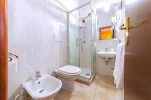 A bathroom at Downtown Accommodation