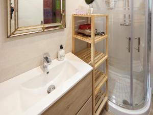 y baño con lavabo y ducha. en Cosy Room - Guggen º PARKING FREE, en Bilbao