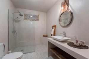 Un baño con inodoro, lavabo y ducha. en Rose traditional house, en Archangelos 10 fotos más