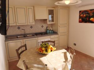 eine Küche mit einem Tisch und einer Obstschale darauf in der Unterkunft Sciacca sea view holidays centro storico in Sciacca