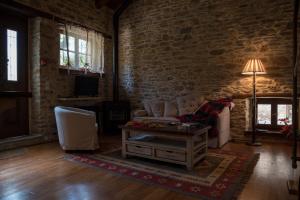 ein Wohnzimmer mit einem Sofa und einem Tisch in der Unterkunft Paradosiako Saratsi - Traditional Guest House in Volos